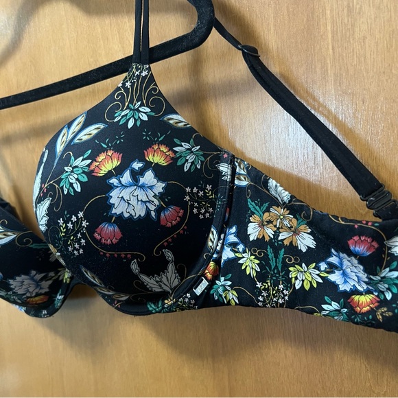 Victoria’s Secret Very Sexy Push-Up Bra on Floral Design - Picture 7 of 8
